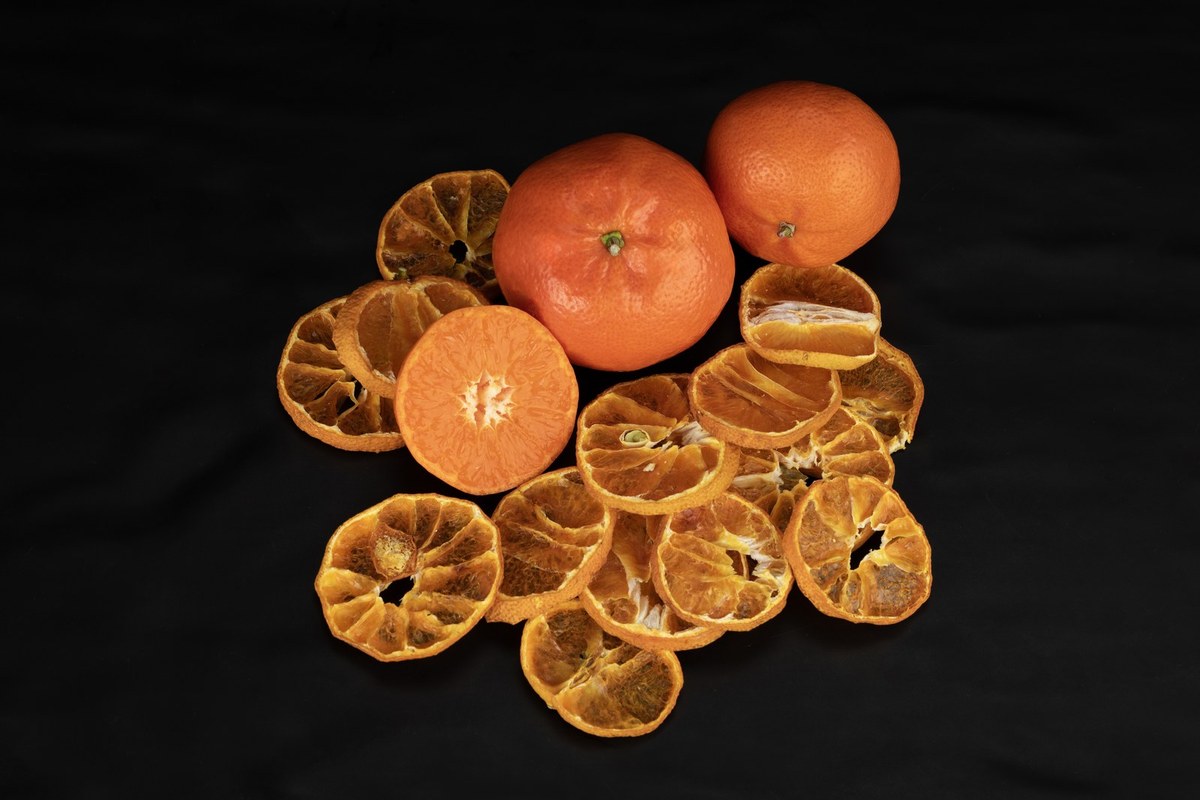 Fresh mandarin and dried slices